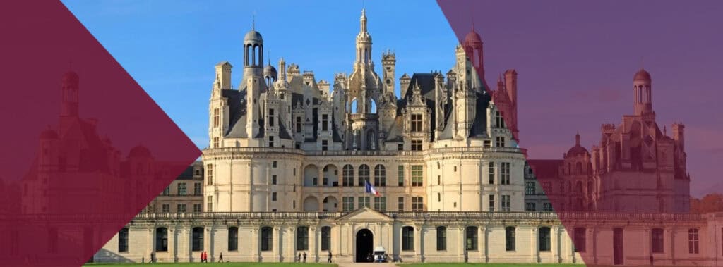 Ein prächtiges, verziertes Schloss mit mehreren Türmen und komplizierter Architektur steht unter einem blauen Himmel, teilweise überlagert von kastanienbraunen geometrischen Formen. Über dem Eingang weht eine französische Flagge - perfekt für alle, die sich von Adelstitel kaufen - Deutsche Adelstitel inspirieren lassen wollen. | adelstitel-kaufen.com