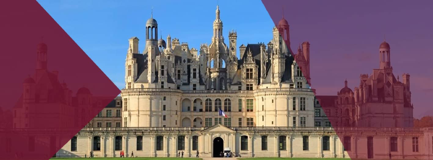 Ein prächtiges, verziertes Schloss mit mehreren Türmen und komplizierter Architektur steht unter einem blauen Himmel, teilweise überlagert von kastanienbraunen geometrischen Formen. Über dem Eingang weht eine französische Flagge - perfekt für alle, die sich von Adelstitel kaufen - Deutsche Adelstitel inspirieren lassen wollen. | adelstitel-kaufen.com