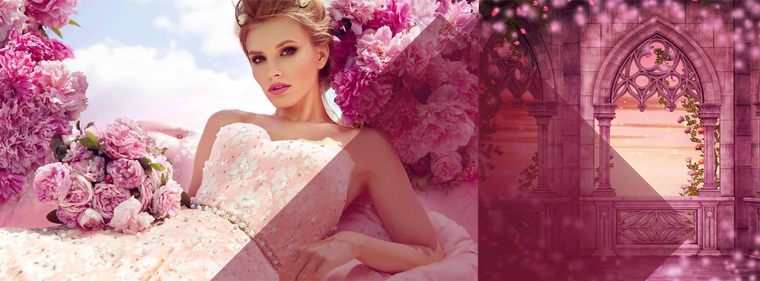 Eine Frau in einem rosafarbenen, verzierten Kleid, umgeben von rosafarbenen Blumen, posiert anmutig; neben ihr befindet sich ein verträumter, rosafarbener Steinbalkon, auf dem sie sich vorstellt, wie es wäre, Adelstitel zu kaufen - vielleicht als Irland Lord of Kerry. | adelstitel-kaufen.com